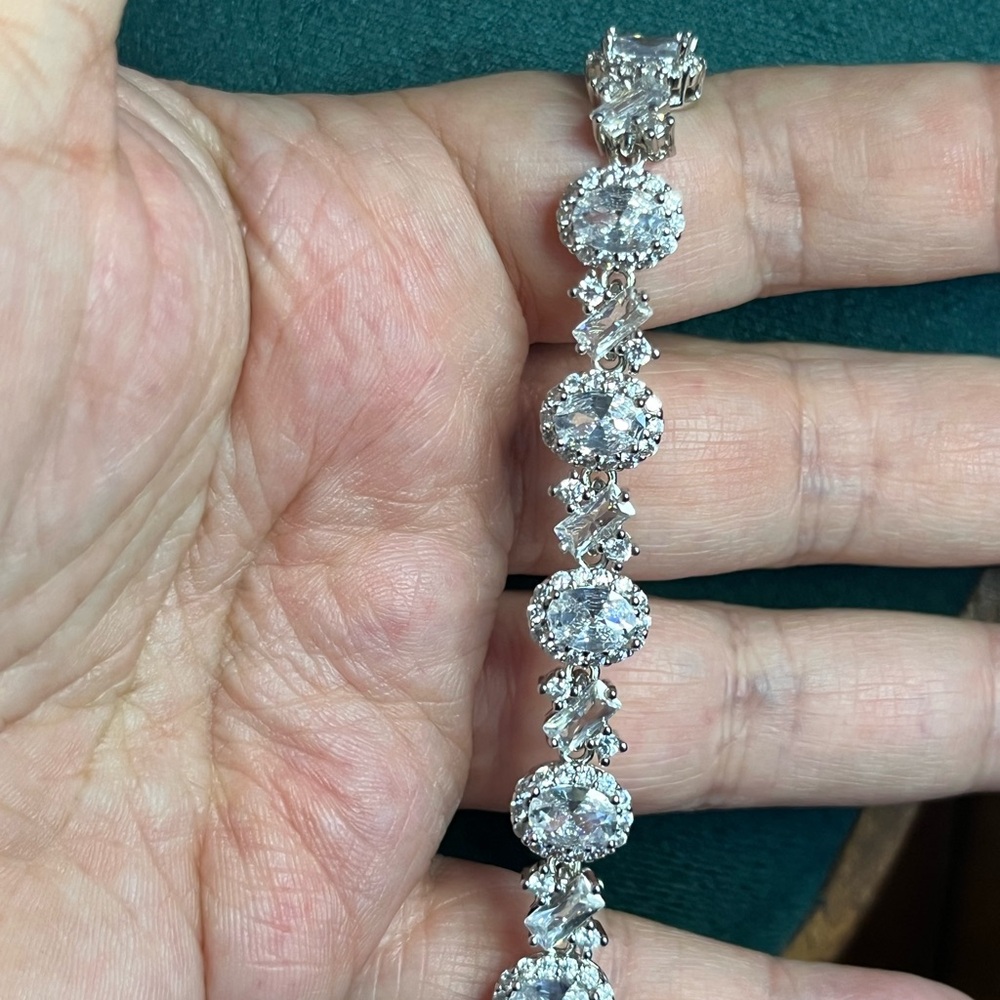Elegant Silver AAA CZ WHITE Bracelet 8” and so Dazzling!  Luxury feel and look!!